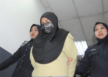 RAFIDAH Abdul Hamid selepas dibawa keluar dari Mahkamah Sesyen atas lima pertuduhan pecah amanah antara 30 Mei 2022 hingga 15 Oktober, tahun lalu. UTUSAN/RAJA JAAFAR ALI