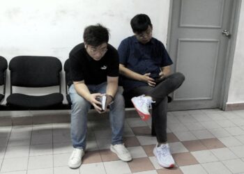 DUA lelaki Singapura didakwa di Mahkamah Sesyen kerana membuang puntung rokok di tempat awam. UTUSAN/RAJA JAAFAR ALI