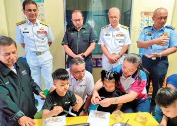 ADLY Zahari menyantuni pelajar di Pusat Pemulihan Dalam Komuniti (PPDK) Lautan Kasih di Pangkalan TLDM Lumut, semalam.