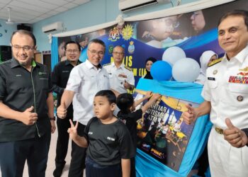 ADLY Zahari menyantuni pelajar di Pusat Pemulihan Dalam Komuniti (PPDK) Lautan Kasih di Pangkalan TLDM Lumut, di sini hari ini.