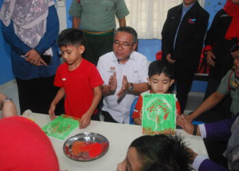 Adly Zahari bermesra dengan kanak-kanak austime selepas Majlis Peluncuran Ikhtiar Autisme ATM (IA-ATM) 2025/2026 di PPDK Kem Terendak, hari ini. UTUSAN/AMRAN MULUP