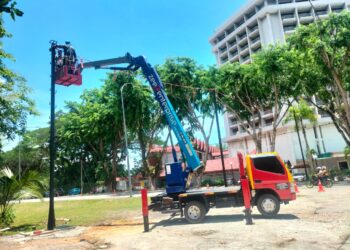 KERJA-KERJA pemasangan jambatan kanopi hidupan liar dikenali sebagai The Obscura di Batu Ferringhi, Pulau Pinang sedang giat dijalankan.-UTUSAN/SAFINA RAMLI