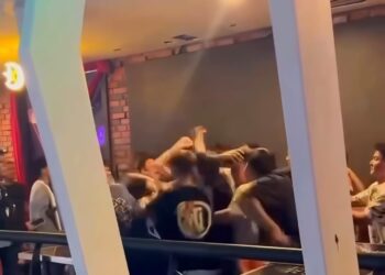 TANGKAP layar satu rakaman video mengenai insiden pergaduhan yang berlaku di Persiaran Karpal Singh, Pulau Pinang baru-baru ini yang didakwa telah menimbulkan kegusaran awam.-GAMBAR/MEDIA SOSIAL