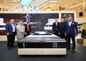 GETHA melancarkan produk terbaharunya, Transforme Miracle Latex PrimeFibre Mattress yang disempurnakan Timbalan Ketua Setiausaha (Pelaburan & Pengurusan) Kementerian Pelaburan, Perdagangan dan Industri (MITI), Datuk Bahria Mohd Tamil dan turut hadir (dari kiri) Timbalan Presiden Persekutuan Pekilang-Pekilang Malaysia (FMM), Datuk Andrew Goh; Pengarah Eksekutif Getha, Yong Mei Tsin dan Pengarah Projek Getha, Kevin Tan.