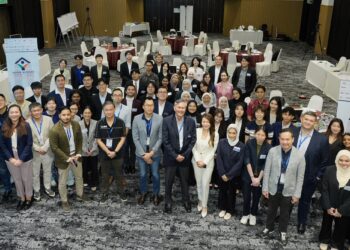 JEFFREY Ng Tiong Lip (hadapan empat dari kanan) semasa sesi mentor korporat pertama  REHDA Institute Youth Initiative (RIYI) 2026