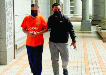 BEKAS pengarah pusat pendidikan bawah IPTA bergelar Datuk ditahan reman SPRM di Mahkamah Majistret, Putrajaya.