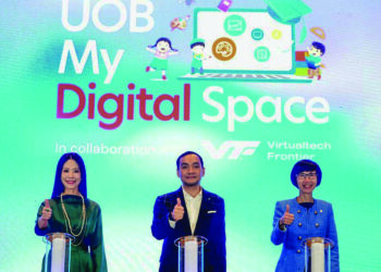 ONN Hafiz Ghazi bersama Ng Wei Wei (kiri) dan Ketua Kumpulan Saluran & Pendigitalan serta 
Komunikasi Strategik dan Jenama, UOB ,Janet Young melakukan gimik perasmian sempena program 
Forum Strategik UOB JS-SEZ 2026 di Johor Bahru, Johor. – UTUSAN/RAJA JAAFAR ALI