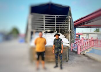 ANGGOTA PGA bersama suspek yang ditahan selepas dipercayai terlibat dalam kegiatan penyeludupan beras di Kubang Batang, Wakaf Bharu, Tumpat, Kelantan semalam.