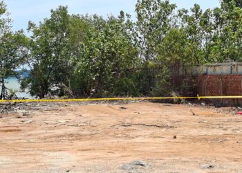 POLIS menutup kawasan tokong yang ditemui tulisan dengan kalimah ‘Allah’ pada dinding tokong di Persisiran Pantai Siring, Serkam, Merlimau, Melaka, semalam. UTUSAN/AMRAN MULUP