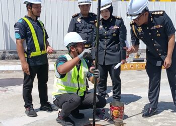 SEORANG petugas stesen minyak menunjukkan baki stok petrol kepada Faizah (dua dari kanan) dalam pemeriksaan di sebuah stesen minyak di Jalan Rasah, Seremban, Negeri Sembilan hari ini-UTUSAN/NAZARUDIN SHAHARI.