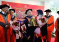FADHLINA Sidek (tengah) beramah mesra dengan para graduan yang menerima anugerah khas pada Majlis Konvokesyen Kolej Vokasional Kementerian Pendidikan Kali Ke-10 Tahun 2025 di Nilai, Seremban, Negeri Sembilan hari ini.-UTUSAN/NAZARUDIN SHAHARI.