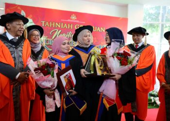 FADHLINA Sidek (tengah) beramah mesra dengan para graduan yang menerima anugerah khas pada Majlis Konvokesyen Kolej Vokasional Kementerian Pendidikan Kali Ke-10 Tahun 2025 di Nilai, Seremban, Negeri Sembilan hari ini.-UTUSAN/NAZARUDIN SHAHARI.