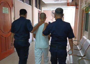 REMAJA berusia 16 tahun yang didapati bersalah membunuh kekasihnya dan diperintahkan menjalani hukuman penjara di Mahkamah Tinggi Tawau, Sabah hari ini.- UTUSAN/ NASRAWATI SYARIFUDDIN.