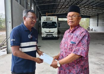 HASSIM Saad (kanan) menyampaikan memorandum untuk diserahkan kepada Perdana Menteri, Datuk Seri Anwar Ibrahim melalui Zuraidi Rahim pada sidang akhbar di Pusat Belian Padi, Kilang Bernas Bukit Hantu, Langkawi, Kedah.