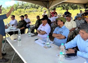 JAMAWI Jaafar memberi penerangan kepada semua yang hadir dalam sesi libat urus ladang padi Trusan Sapi. - IHSAN MAFFI