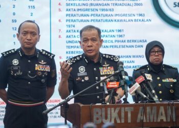 MOHD. Khalid Ismail pada sidang akhbar di Bukit Aman, Kuala Lumpur hari ini. - UTUSAN/ISKANDAR ISHAK