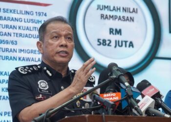 MOHD. Khalid Ismail pada sidang akhbar di Bukit Aman, Kuala Lumpur hari ini.