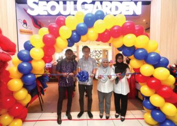 NICHOLAS Nyeow (dua dari kiri) merasmikan pembukaan Seoul Garden cawangan Paya Bunga Square di Kuala Terengganu, Terengganu. - MINGGUAN//PUQTRA HAIRRY