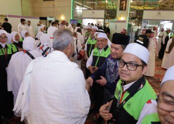 TENGKU Mohd. Ddzaraif Raja Abdul Kadir menyambut ketibaan jemaah haji Malaysia di Hotel Al-Tayseer, Mekah