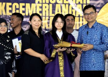 AKMAL Nasrullah Nasir menyampaikan anugerah pelajar cemerlang SPM pada Majlis Perasmian Mesyuarat Agung PIBG dan Serahan Cek Cura Naik Taraf Infrastruktur SMK Taman Pelangi di SMK Taman Pelangi, Johor Bahru, Johor hari ini. - UTUSAN/RAJA JAAFAR ALI