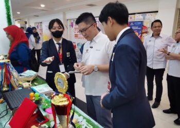 WONG Kah Woh melawat pameran pada Majlis Pelancaran Gerakan Massa : #terimakasihcikgu Peringkat Kebangsaan Tahun 2026 di Seremban, Negeri Sembilan hari ini. - UTUSAN/MOHD. SHAHJEHAN MAAMIN.