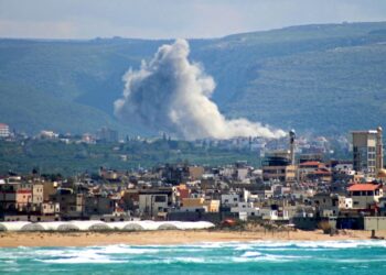 ASAP tebal kelihatan selepas tentera Israel melancarkan serangan berterusan di kawasan perkampungan Qlaileh di wilayah Tyre selatan Lubnan, kelmarin.  Kementerian Kesihatan Lubnan memaklumkan, sekurang-kurangnya 10 terkorban termasuk tiga pekerja kecemasan. – AFP