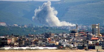 ASAP tebal kelihatan selepas tentera Israel melancarkan serangan berterusan di kawasan perkampungan Qlaileh di wilayah Tyre selatan Lubnan, kelmarin. Kementerian Kesihatan Lubnan memaklumkan, sekurang-kurangnya 10 terkorban termasuk tiga pekerja kecemasan. – AFP