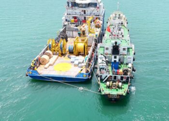 DUA kapal tangki dalam keadaan bergandingan ketika ditahan dan disyaki sedang menjalankan aktiviti pemindahan minyak dari kapal ke kapal (ship-to-ship transfer) secara haram di perairan Bagan Ajam, Pulau Pinang. - IHSAN MARITIM PULAU PINANG