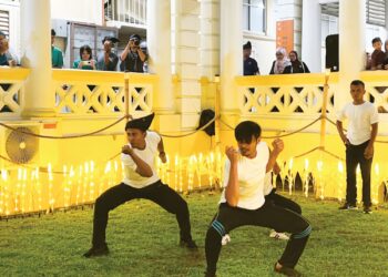 SEBAHAGIAN daripada demonstrasi Silat Siku 12 dipertontonkan pada Majlis Perasmian Pameran Silat Warisan Pulau Pinang Siku 12 di Muzium Negeri Pulau Pinang.