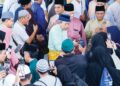 SULTAN Sharafuddin Idris Shah berkenan beramah mesra dengan bakal jemaah haji pada Majlis Perasmian Penutupan Kursus Perdana Ibadah Haji Selangor di Shah Alam, Selangor, semalam. – UTUSAN SHIDDIEQIIN ZON