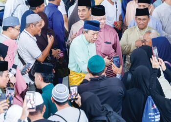 SULTAN Sharafuddin Idris Shah berkenan beramah mesra dengan bakal jemaah haji pada Majlis Perasmian Penutupan Kursus Perdana Ibadah Haji Selangor di Shah Alam, Selangor, semalam. – UTUSAN SHIDDIEQIIN ZON