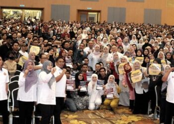 ONN Hafiz Ghazi bergambar bersama para pembeli rumah pada Majlis Penyampaian Inisiatif Perumahan Kasih Johor Fasa 2 di Pusat Konvensyen Antarabangsa Austin, Johor Bahru, hari ini. - UTUSAN/RAJA JAAFAR ALI