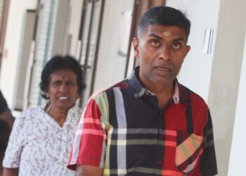 V. MOGANADASS (kanan) dan ibunya, Saroja Devi didakwa di Mahkamah Sesyen George Town, Pulau Pinang hari ini atas 18 pertuduhan gagal membuat bayaran cukai jualan mengikut tempoh masa yang ditetapkan. - UTUSAN/DANIAL SAAD