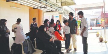 MOHD. Azaudin Abdullah (dua, kanan) bersama seorang anaknya, menunggu jenazah Nur Fatimatul Hawa di Unit Forensik Hospital Pakar Universiti Sains Malaysia (HPUSM) di Kubang Kerian, Kelantan, semalam.