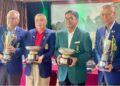 MOHD. Anwar Mohd. Nor, Ezani Abu Bakar, Chew Seng Poh dan Zuklkifli Ismail menunjukkan trofi Kejohanan Golf Jemputan Remaja RSGC pada sidang akhbar di Kuala Lumpur kelmarin.