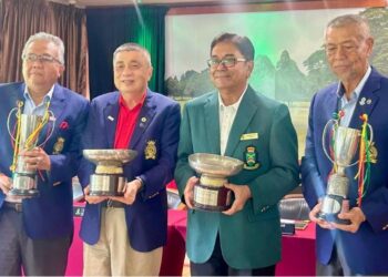 MOHD. Anwar Mohd. Nor, Ezani Abu Bakar, Chew Seng Poh dan Zuklkifli Ismail menunjukkan trofi Kejohanan Golf Jemputan Remaja RSGC pada sidang akhbar di Kuala Lumpur kelmarin.