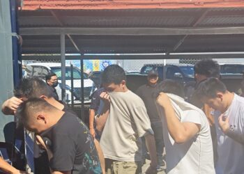 SEBAHAGIAN 80 warga asing termasuk 78 warga China dibawa ke Mahkamah Majistret Tawau hari ini, atas pertuduhan memperdaya mangsa melalui panggilan telefon dan video serta menyamar sebagai anggota polis China. UTUSAN/NASRAWATI SYARIFUDDIN