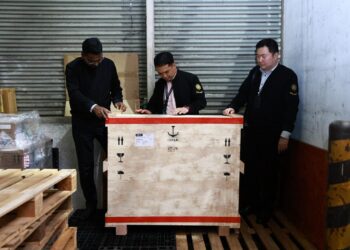 KETIBAAN empat karya seni bernilai tinggi membabitkan penyelewengan dana 1Malaysia Development Berhad (1MDB) ke negara ini berjalan lancar apabila kesemuanya selamat tiba di Lapangan Terbang Antarabangsa Kuala Lumpur (KLIA) pada 10 April lalu. GAMBAR/SPRM