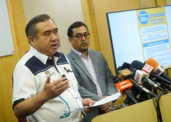 ANTHONY Loke mengumumkan pemberian diskaun bagi pembelian tiket pengangkutan rel pada sidang akhbar berhubung kempen penggunaan rel bagi menangani peningkatan kos bahan api di Kementerian Pengangkutan, Putrajaya. - UTUSAN/FAISOL MUSTAFA