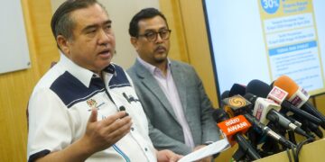 ANTHONY Loke mengumumkan pemberian diskaun bagi pembelian tiket pengangkutan rel pada sidang akhbar berhubung kempen penggunaan rel bagi menangani peningkatan kos bahan api di Kementerian Pengangkutan, Putrajaya. - UTUSAN/FAISOL MUSTAFA