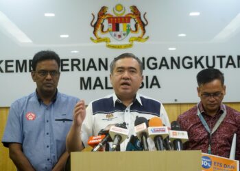 ANTHONY Loke pada sidang akhbar berhubung kempen penggunaan rel bagi menangani peningkatan kos bahan api di Kementerian Pengangkutan, Putrajaya. - UTUSAN/FAISOL MUSTAFA