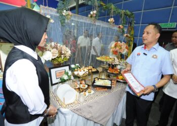 AZNAN Tamin melawat reruai sempena Karnival Pendidikan Kerjaya Murid Peringkat Negeri Johor 2026 di Kolej Universiti Yayasan Pelajaran Johor, Kota Tinggi, Johor hari ini.-UTUSAN/RAJA JAAFAR ALI