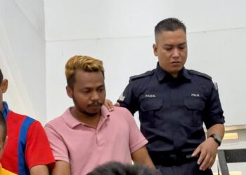 MOHD. HASNI Muhamad (kiri) didenda RM4,500 oleh Mahkamah Majistret Batu Pahat hari ini selepas mengaku bersalah terhadap dua pertuduhan memiliki dan mencuri pistol milik sebuah syarikat keselamatan.