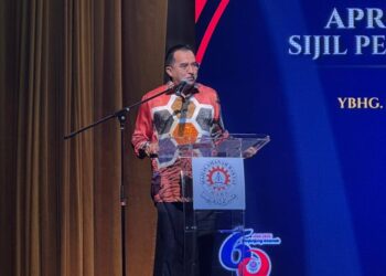 ASYRAF Wajdi Dusuli ketika berucap pada Majlis Apresiasi Kecemerlangan Sijil Pelajaran Malaysia (SPM) di Kuala Lumpur semalam