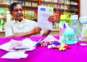 MOHIDEEN Abdul Kader menunjukkan laporan kajian CAP mengenai Bisphenol A (BPA) yang dikesan dalam sembilan sampel botol polikarbonat tempatan yang diuji di Pulau Pinang. – UTUSAN/DANIAL SAAD