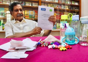 MOHIDEEN Abdul Kader menunjukkan laporan kajian oleh CAP bersama International Pollutants Elimination Network (IPEN) mengenai Bisphenol A (BPA) yang dikesan dalam sembilan sampel botol polikarbonat tempatan yang diuji, dalam sidang akhbar di ibu pejabat CAP di Pulau Pinang, hari ini.-UTUSAN/DANIAL SAAD