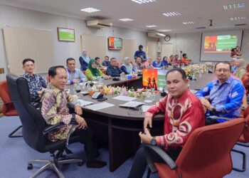 AHMAD Maslan (duduk depan kiri) mempengerusikan mesyuarat semasa mengadakan lawatan kerja ke Ibu Pejabat JKR Johor Bahru, Johor hari ini.