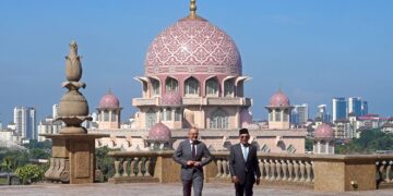 PERDANA Menteri, Datuk Seri Anwar Ibrahim menyambut Perdana Menteri Australia, Anthony Albanese yang dalam rangka lawatan rasmi selama tiga hari ke negara ini bermula kelmarin, 
di Kompleks Perdana Putra, Putrajaya, semalam. 
– UTUSAN/FAISOL MUSTAFA