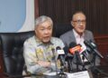 AHMAD Zahid Hamidi dalam sidang akhbar selepas Mesyuarat Penyelarasan Penyerahan Pelaksanaan Projek Bekalan Air Luar Bandar kepada Kerajaan Negeri Sabah di Kota Kinabalu,  semalam.
– UTUSAN/RAEESAH HANAN