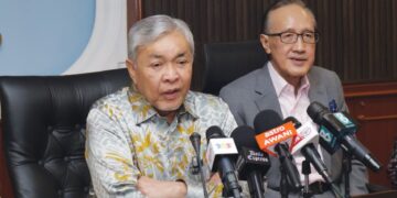 AHMAD Zahid Hamidi dalam sidang akhbar selepas Mesyuarat Penyelarasan Penyerahan Pelaksanaan Projek Bekalan Air Luar Bandar kepada Kerajaan Negeri Sabah di Kota Kinabalu,  semalam.
– UTUSAN/RAEESAH HANAN